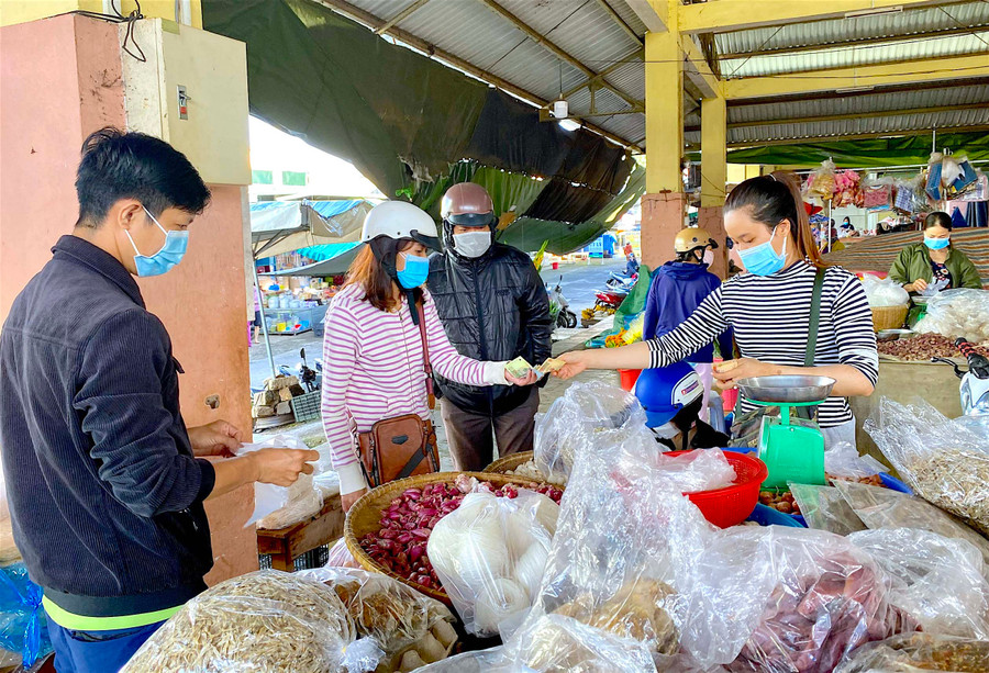 Hoạt động mua bán tại chợ Hoa Lư (TP. Pleiku). Ảnh: Mộc Trà