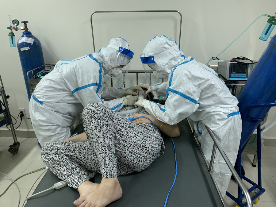 Điều dưỡng T. (bìa phải) tham gia cấp cứu bệnh nhân Covid-19. Ảnh: T.P