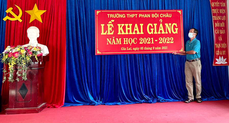 Trường THPT Phan Bội Châu (TP. Pleiku) chuẩn bị cho lễ khai giảng trực tuyến diễn ra vào sáng 5-9. Ảnh: Mộc Trà