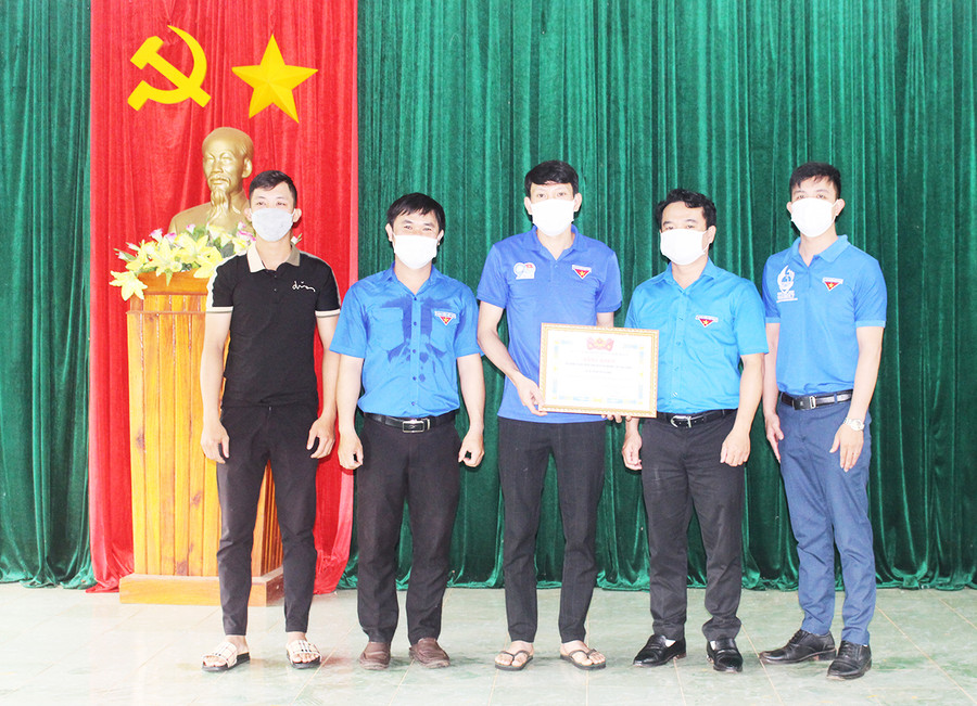 Anh Trương Nguyên Cang (thứ 2 từ trái sang) cùng các thành viên đội hình thanh niên tình nguyện “Những chú ong xanh” nhận bằng khen của Tỉnh Đoàn vì có nhiều đóng góp trong công tác phòng-chống dịch Covid-19. Ảnh: Phan Lài  Anh Trương Nguyên Cang (thứ 2 từ trái qua) cùng các thành viên đội hình thanh niên tình nguyện “Những chú ong xanh” nhận bằng khen của Tỉnh Đoàn vì có nhiều đóng góp trong công tác phòng-chống dịch Covid-19. Ảnh: Phan Lài
