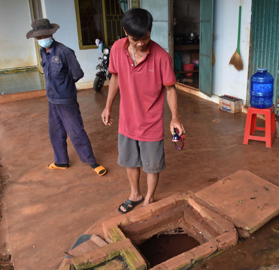 Giếng nước của gia đình anh Đậu Văn Lực nhiễm phèn rất nặng. Ảnh: Hà Phương