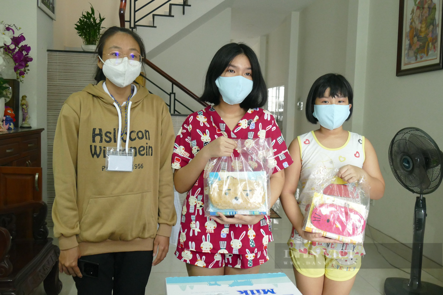 Đại diện UBND phường 5, quận Bình Thạnh tới nhà thăm hỏi và tặng quà cho hai bé Minh Vy và Minh Anh. Ảnh: Mỹ Quỳnh