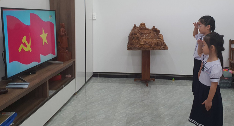 Học sinh Trường Tiểu học Lê Hồng Phong (TP Kon Tum) chào cờ, tham dự lễ khai giảng qua truyền hình. (Ảnh: Phúc Thắng)