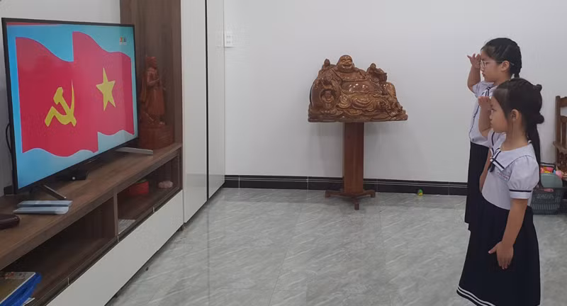 Học sinh Trường Tiểu học Lê Hồng Phong (TP Kon Tum) chào cờ, tham dự lễ khai giảng qua truyền hình. (Ảnh: Phúc Thắng)