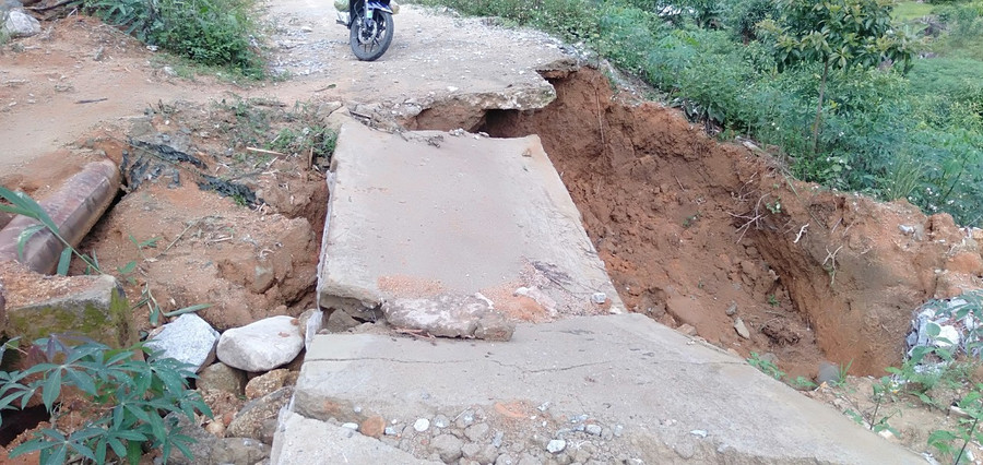  Công trình thủy lợi Nước Mang, làng Ngọc Hoàng, thôn Đăk Chờ bị sụt lún 1 đoạn đường đi khu sản xuất. Ảnh: QĐ