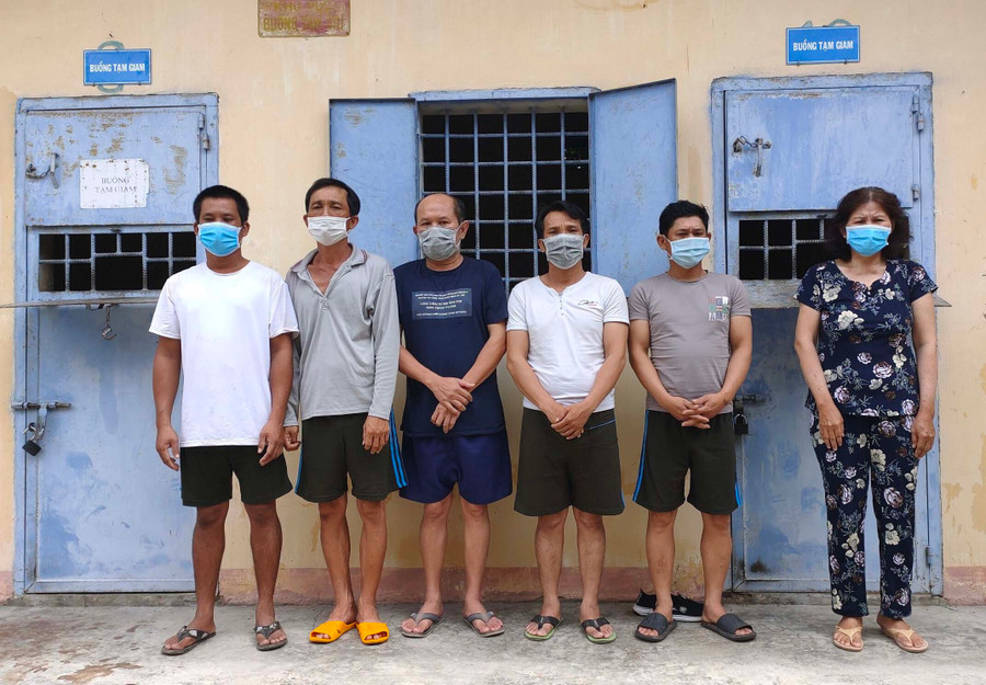 Các đối tượng đánh bạc. Ảnh do công an cung cấp