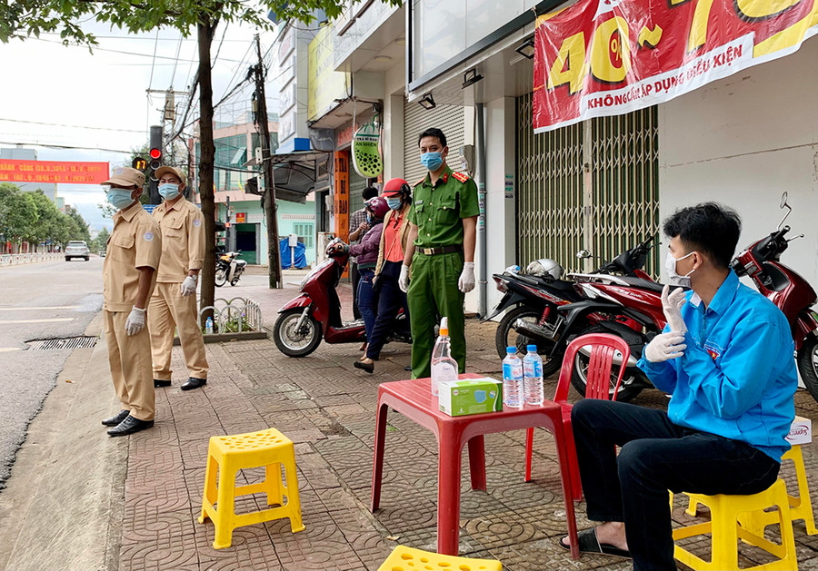 Lực lượng chức năng TP. Pleiku kiểm tra việc thực hiện các quy định phòng-chống dịch của người dân. Ảnh: Như Nguyện Lực lượng chức năng TP. Pleiku kiểm tra thực hiện các quy định phòng-chống dịch. Ảnh: Như Nguyện