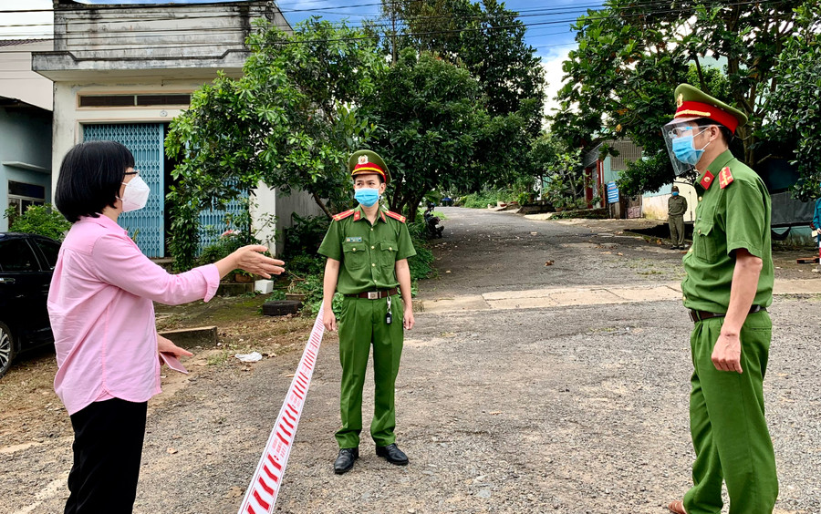 Phó Chủ tịch UBND tỉnh Nguyễn Thị Thanh Lịch trao đổi với cán bộ tại một chốt kiểm soát phòng-chống dịch tại phường Hoa Lư, TP.Pleiku. Ảnh: Như Nguyện