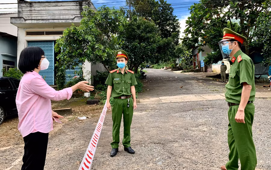 Phó Chủ tịch UBND tỉnh Nguyễn Thị Thanh Lịch trao đổi với cán bộ tại một chốt kiểm soát phòng-chống dịch tại phường Hoa Lư, TP.Pleiku. Ảnh: Như Nguyện