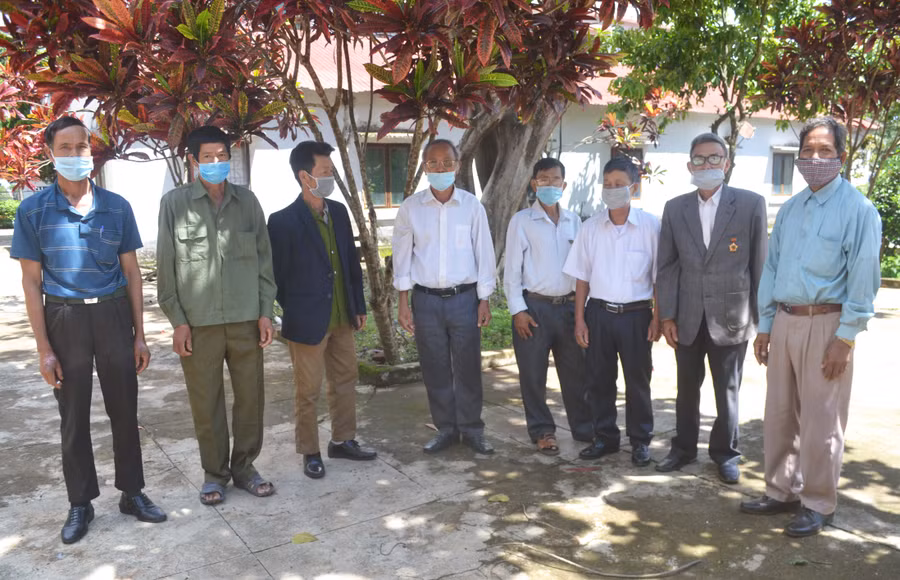 NCT huyện Chư Prông trao đổi kinh nghiệm làm công tác xây dựng hệ thống chính trị ở địa phương. Ảnh: Hoàng Cư