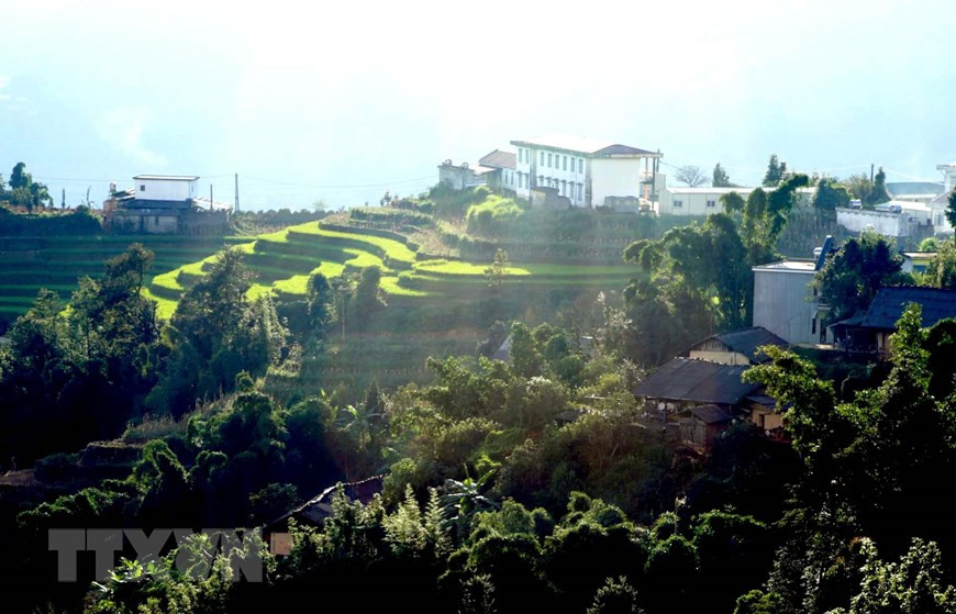 Trong ánh nắng chiều, ruộng bậc thang ẩn hiện giữa núi rừng long lanh ánh vàng tạo ấn tượng với ai đã từng đến vùng biên viễn của xã Sì Lở Lầu (Lai Châu). Ảnh: Quý Trung/TTXVN Trong ánh nắng chiều, ruộng bậc thang ẩn hiện giữa núi rừng long lanh ánh vàng tạo ấn tượng với ai đã từng đến vùng biên viễn của xã Sì Lở Lầu (Lai Châu). Ảnh: Quý Trung/TTXVN