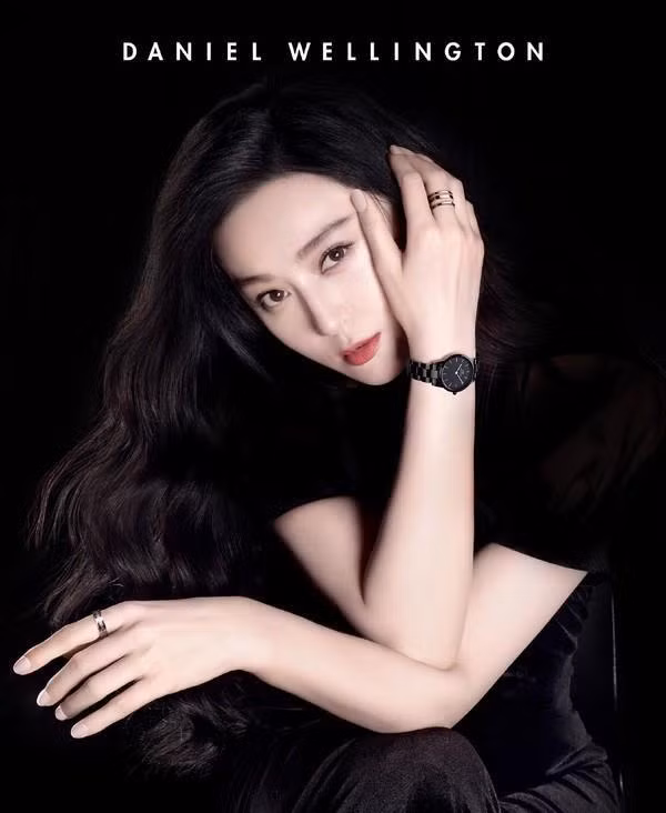 Sau scandal trốn thuế và bị hạn chế hoạt động, Phạm Băng Băng phải chấp nhận xuất hiện trên các bìa báo không tiếng tăm, góp mặt ở những sự kiện nhỏ hay quảng cáo cho các thương hiệu bình dân. Ảnh: QQ