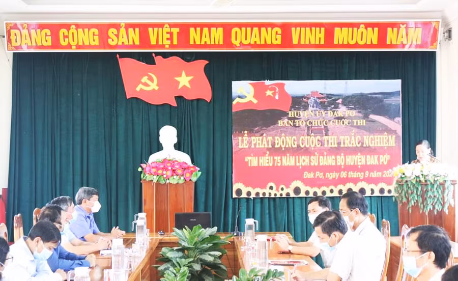 Quang cảnh lễ phát động Cuộc thi Tìm hiểu 75 năm lịch sử Đảng bộ huyện Đăk Pơ. Ảnh: Ngọc Anh