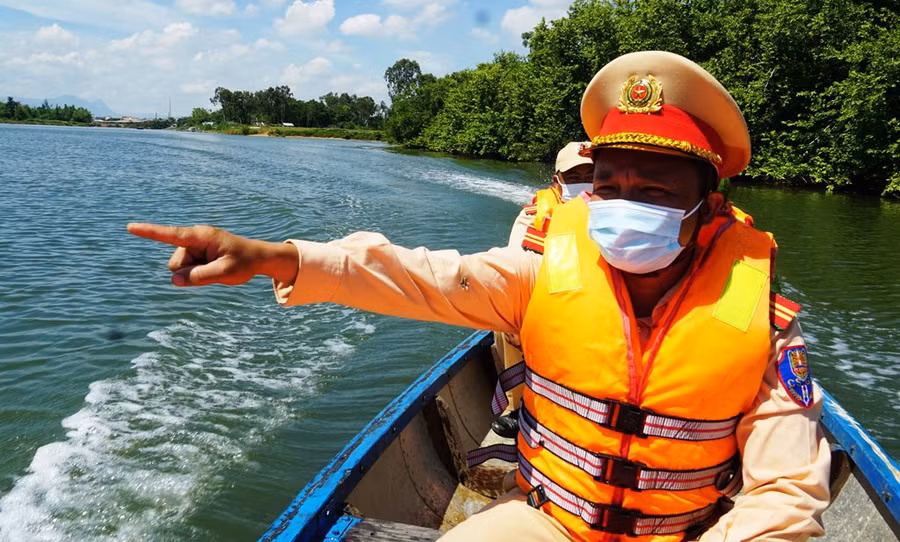 Lực lượng CSGT đường thủy Công an tỉnh Quảng Nam tuần tra, kiểm soát dọc sông Vĩnh Điện đoạn qua địa bàn TX.Điện Bàn, giáp ranh với TP.Đà Nẵng - Ảnh: Thanh Hồng 