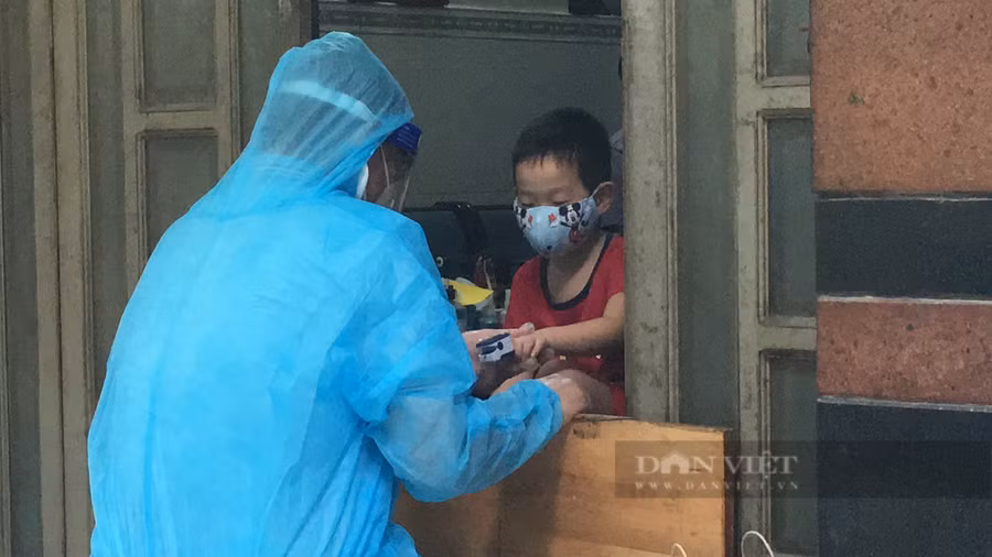 Em bé F0 đang được đo chỉ số oxy máu. Ảnh: B.D