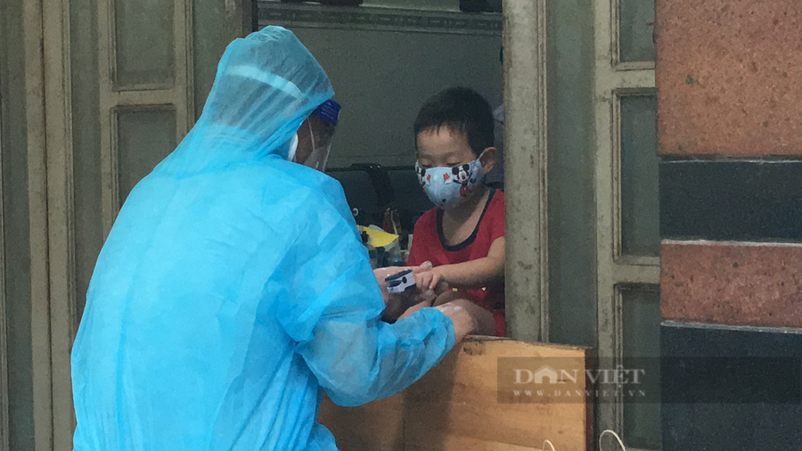 Em bé F0 đang được đo chỉ số oxy máu. Ảnh: B.D Em bé F0 đang được đo chỉ số oxy máu. Ảnh: B.D