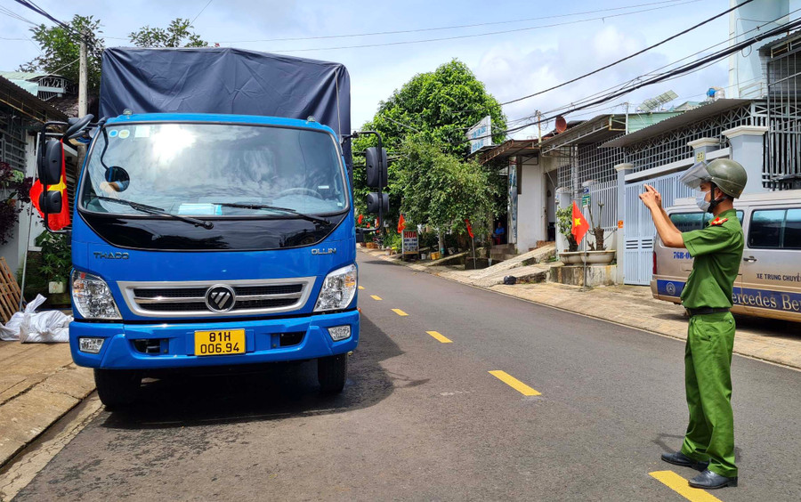 Thời điểm lực lượng chức năng kiểm tra xe, tài xế Nguyễn Văn Lộc không có mặt trên xe như cam kết. Ảnh: Lê Hòa