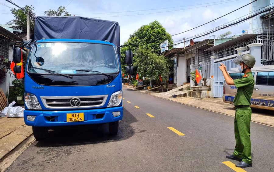 Thời điểm lực lượng chức năng kiểm tra xe, tài xế Nguyễn Văn Lộc không có mặt trên xe như cam kết. Ảnh: Lê Hòa