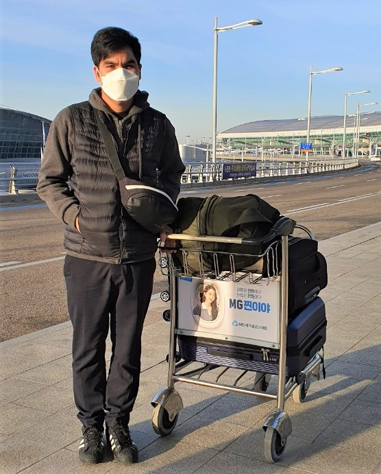 Anh Siu Phôn ở sân bay Hàn Quốc chuẩn bị về nước. Ảnh do nhân vật cung cấp