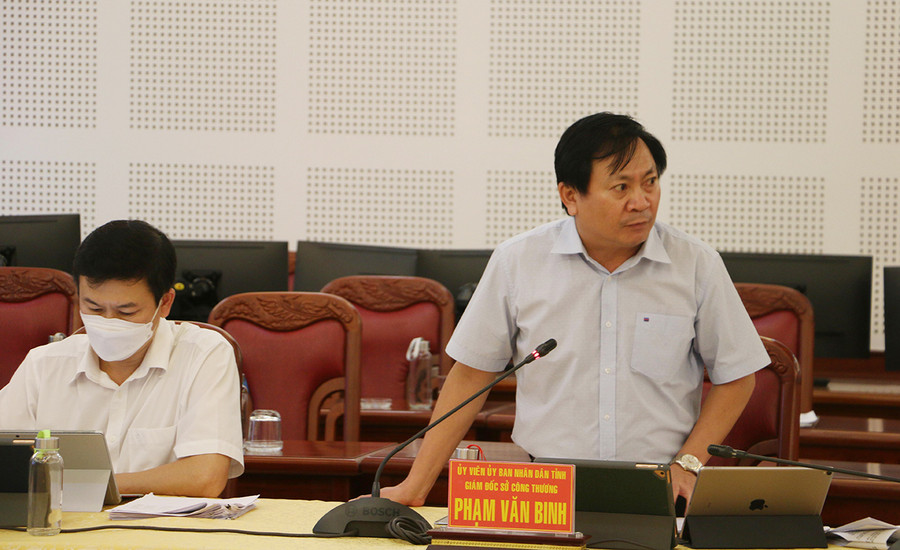 Giám đốc Sở Công thương Phạm Văn Binh nêu các giải pháp thực hiện của ngành trong thời gian qua. Ảnh: Quang Tấn