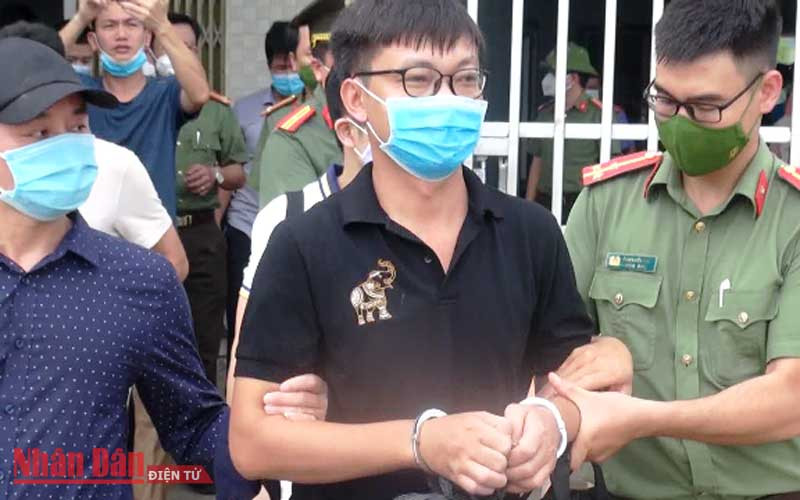 Lực lượng chức năng áp giải đối tượng. Lực lượng chức năng áp giải đối tượng.