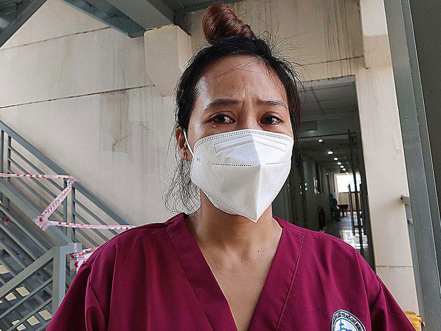 Thời gian đầu ra trận, nữ bác sĩ đến từ Bệnh viện Da liễu TP.HCM Nguyễn Trúc Quỳnh (33 tuổi, trưởng đội lâm sàng Bệnh viện dã chiến số 12) bật khóc nhớ con mới 5 tuổi. Chồng chị là bác sĩ tham gia công tác tiêm chủng nên việc chăm sóc cho con rất vất vả