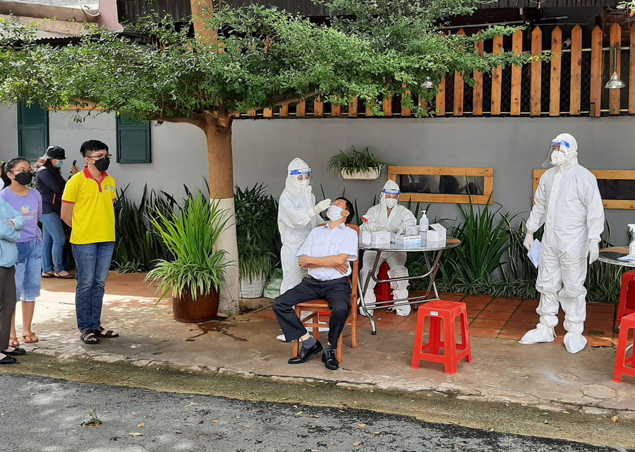 Lực lượng y tế TP.Buôn Ma Thuột xét nghiệm sàng lọc Covid-19 diện rộng cho người dân trong thời gian TP thực hiện Chỉ thị 16. Ảnh: Trung Chuyên