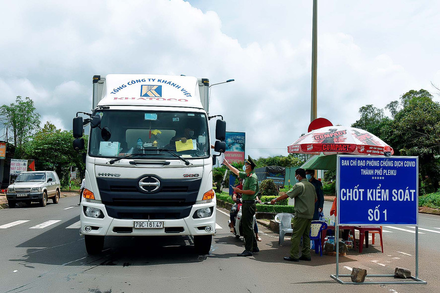 Lực lượng chức năng kiểm soát phương tiện vận tải 