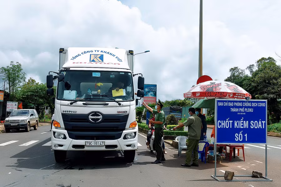 Lực lượng chức năng kiểm soát phương tiện vận tải 