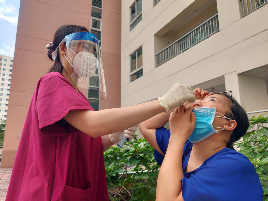 Thủ tục test nhanh Covid-19 cho tôi. Ảnh: T.D.L