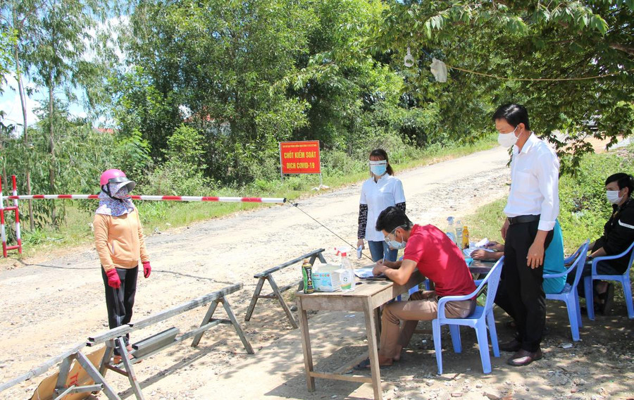 Chốt kiểm soát dịch COVID-19 do xã Cư Yang (huyện Ea Kar) thành lập nhằm phòng ngừa sự lây lan dịch bệnh từ xã giáp ranh.