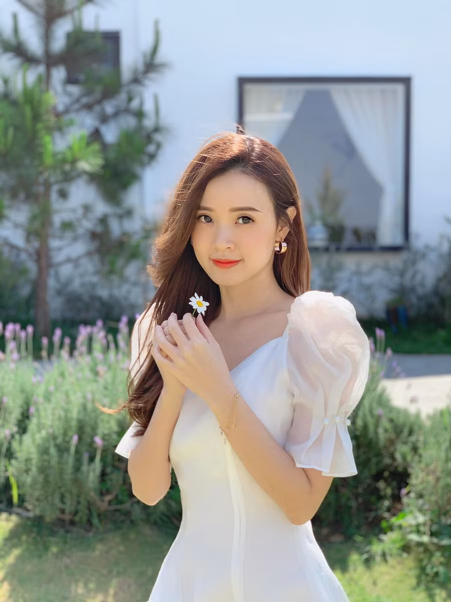 Midu ghi điểm bởi nhan sắc xinh đẹp, trẻ trung khiến nhiều người ngưỡng mộ. Ảnh: FBNV