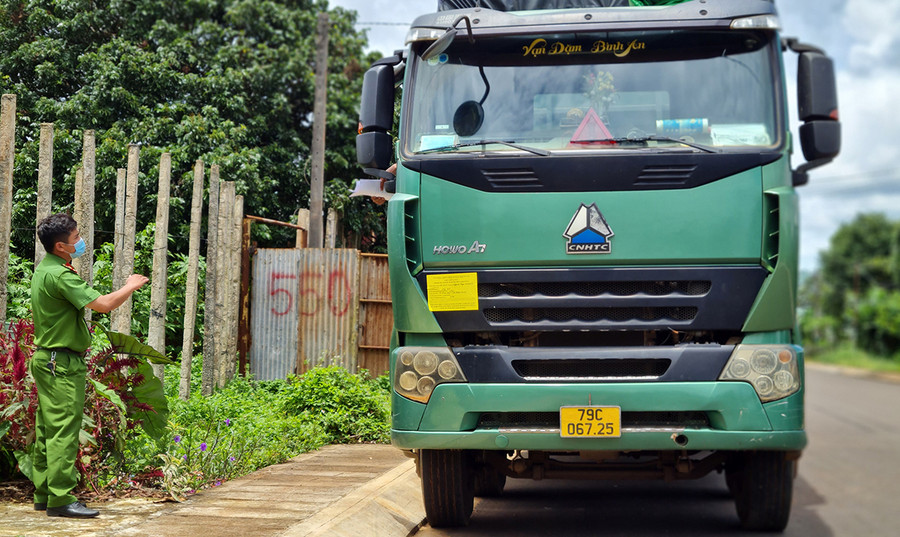 Công an xã Diên Phú kiểm tra xe ô tô vi phạm quy định phòng-chống dịch. Ảnh: Bá Bính Công an xã Diên Phú kiểm tra xe ô tô vi phạm quy định phòng-chống dịch. Ảnh: Bá Bính