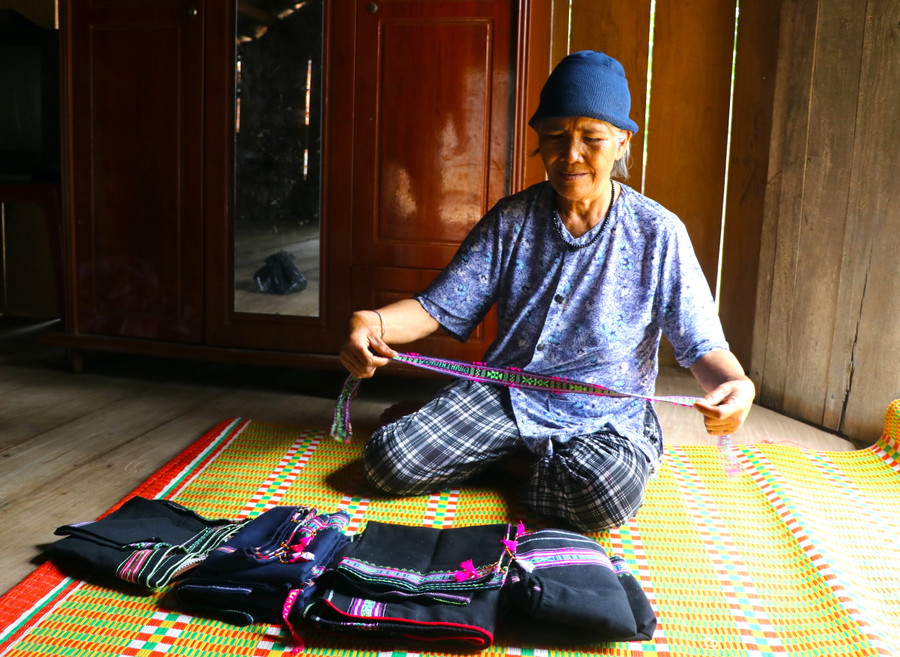 Bà Đinh Thị Blăng (làng Hway, xã Hà Tam, huyện Đak Pơ) dệt ra nhiều váy, áo tặng con cháu, người thân như một cách gìn giữ nghề dệt thổ cẩm của ông cha. Ảnh: Ngọc Minh 