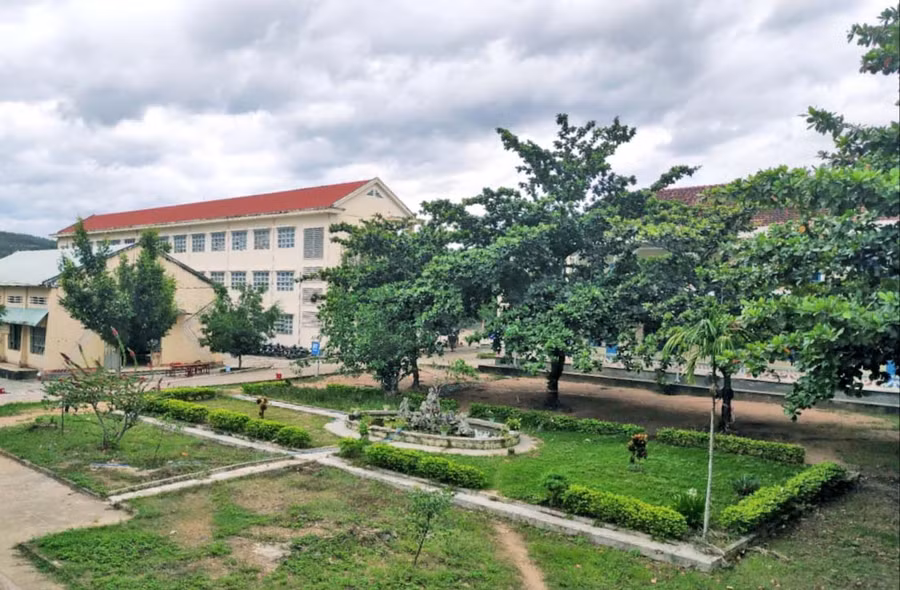 Khuôn viên xanh mát của Khu cách ly tập trung huyện Kbang. Ảnh: Lam Nguyên