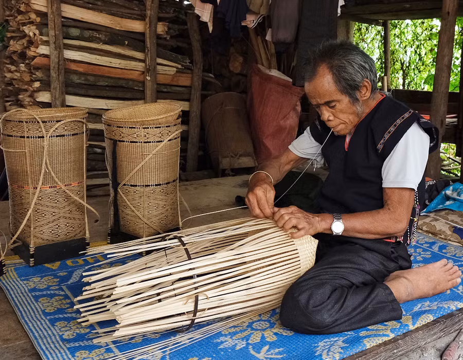  Nghệ nhân Đinh Bi (xã Kông Lơng Khơng, huyện Kbang) tạo hoa văn bằng kỹ thuật đan đạt đến trình độ cao cho những chiếc gùi. Ảnh: Minh Châu