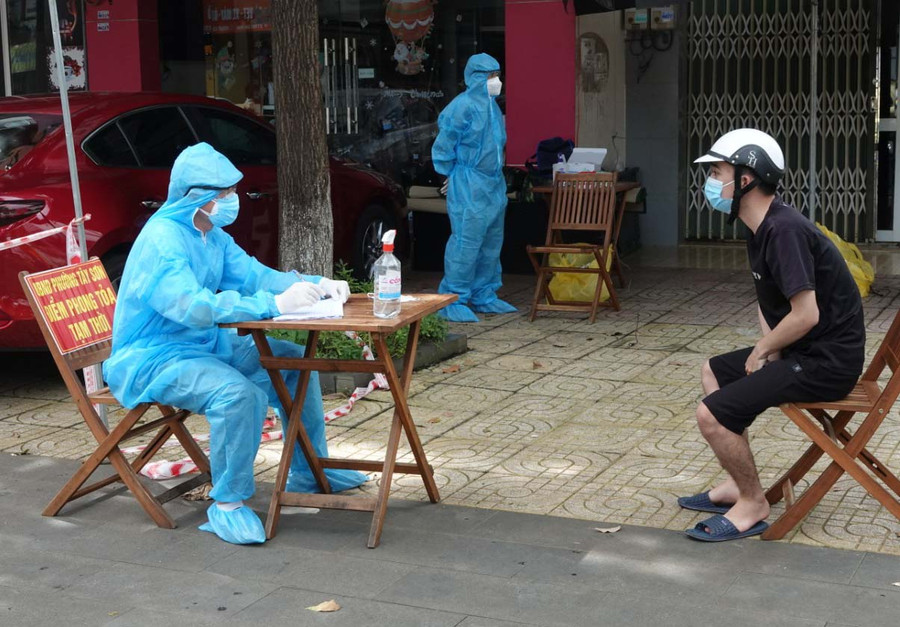 Nhân viên y tế lấy mẫu xét nghiệm SARS-CoV-2 cho người dân tại TP. Pleiku. Ảnh: Hùng Linh