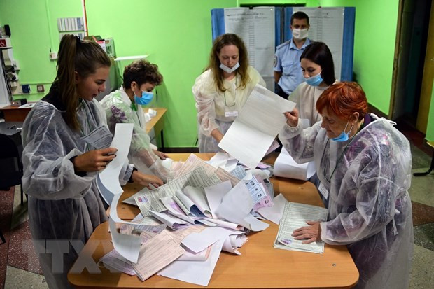 Nhân viên bầu cử kiểm phiếu bầu Duma Quốc gia Nga tại điểm bầu cử ở thành phố Vladivostok ngày 17/9/2021. (Ảnh: AFP/TTXVN)