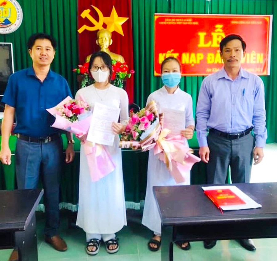 Chi bộ Trường THPT Nguyễn Trãi (thị xã An Khê) tổ chức kết nạp 2 học sinh ưu tú vào Đảng. Ảnh: Ngọc Minh  Chi bộ Trường THPT Nguyễn Trãi (thị xã An Khê) tổ chức kết nạp 2 học sinh ưu tú vào Đảng. Ảnh: Ngọc Minh