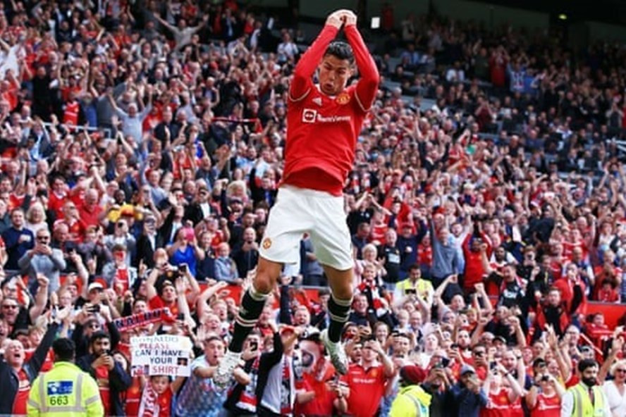 Ronaldo làm khán đài sân Old Trafford bùng nổ với cú đúp vào lưới Newcastle United. Ảnh: NH Anh.