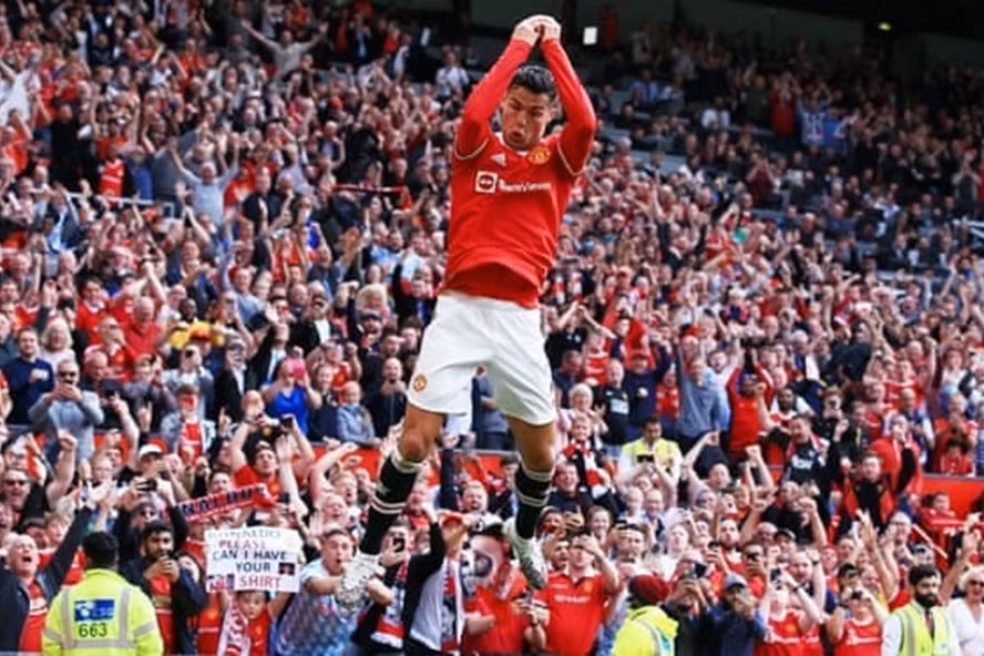 Ronaldo làm khán đài sân Old Trafford bùng nổ với cú đúp vào lưới Newcastle United. Ảnh: NH Anh.
