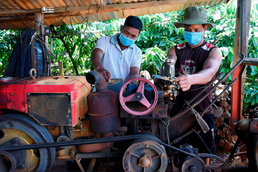 Anh Rơ Mah Nhật (làng Đê) đã mạnh dạn đầu tư máy móc phục vụ sản xuất góp phần nâng cao năng suất lao động.