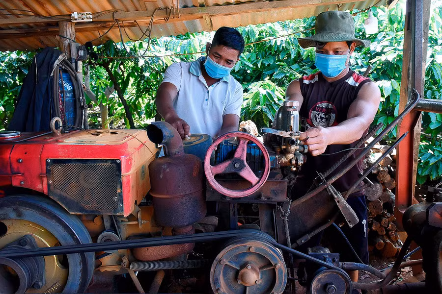 Anh Rơ Mah Nhật (làng Đê) đã mạnh dạn đầu tư máy móc phục vụ sản xuất góp phần nâng cao năng suất lao động.