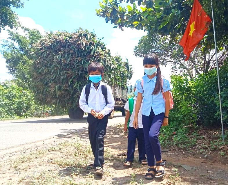  Học sinh làng Hle Hlang (xã Yang Trung, huyện Kông Chro) phấn khởi tới trường. Ảnh: Ngọc Minh