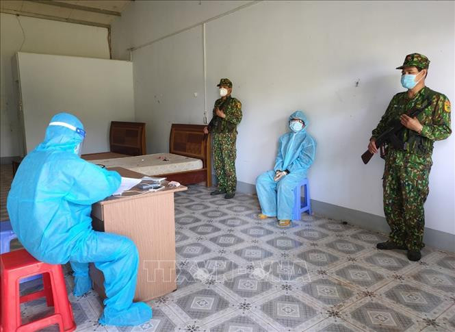 Đồn biên phòng cửa khẩu Lộc Thịnh lấy lời khai của đối tượng Lê Quang Nhã. Ảnh: Hồng Ánh/TTXVN phát