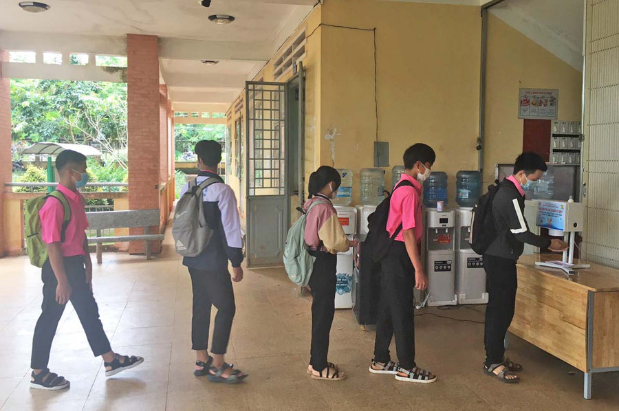 Học sinh Trường THPT Trần Cao Vân rửa tay sát khuẩn trước khi vào lớp. Ảnh: Thiên Di