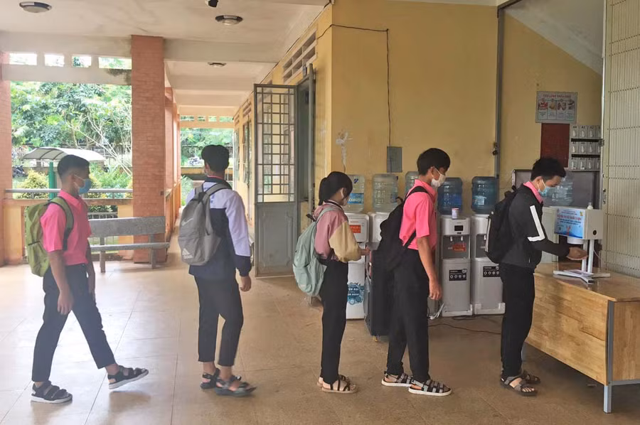 Học sinh Trường THPT Trần Cao Vân rửa tay sát khuẩn trước khi vào lớp. Ảnh: Thiên Di
