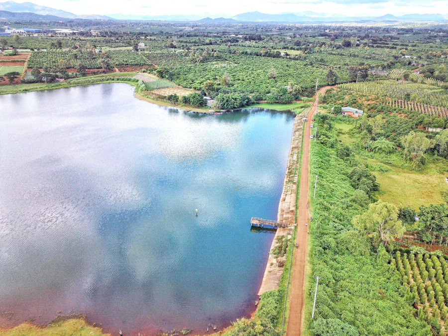 Bao bọc quanh hồ Trà Đa là thảm cỏ xanh đẹp tựa bức tranh thủy mặc. Ảnh: Minh Châu Vẻ đẹp của hồ Trà Đa. Ảnh: Minh Châu