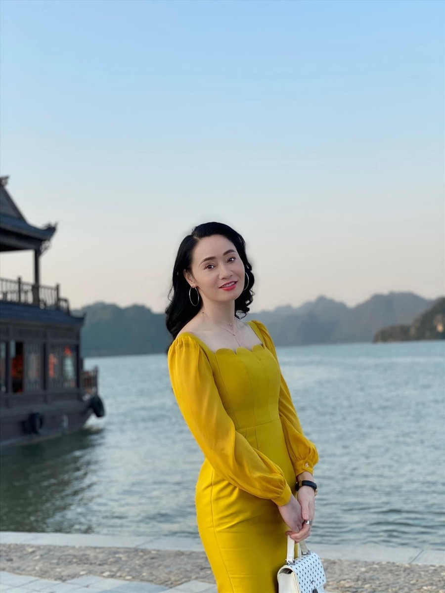 Các trang phục được Quách Thu Phương ưu ái diện trên màn ảnh đều mang phong cách nữ tính, thanh lịch. Ảnh: NV Các trang phục được Quách Thu Phương ưu ái diện trên màn ảnh đều mang phong cách nữ tính, thanh lịch. Ảnh: NV