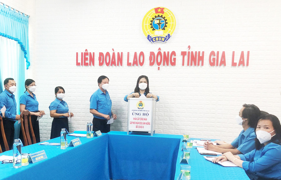  Tại Lễ phát động cán bộ chuyên trách Công đoàn toàn tỉnh đã hưởng ứng ủng hộ được trên 28 triệu đồng. Ảnh: Đinh Yến